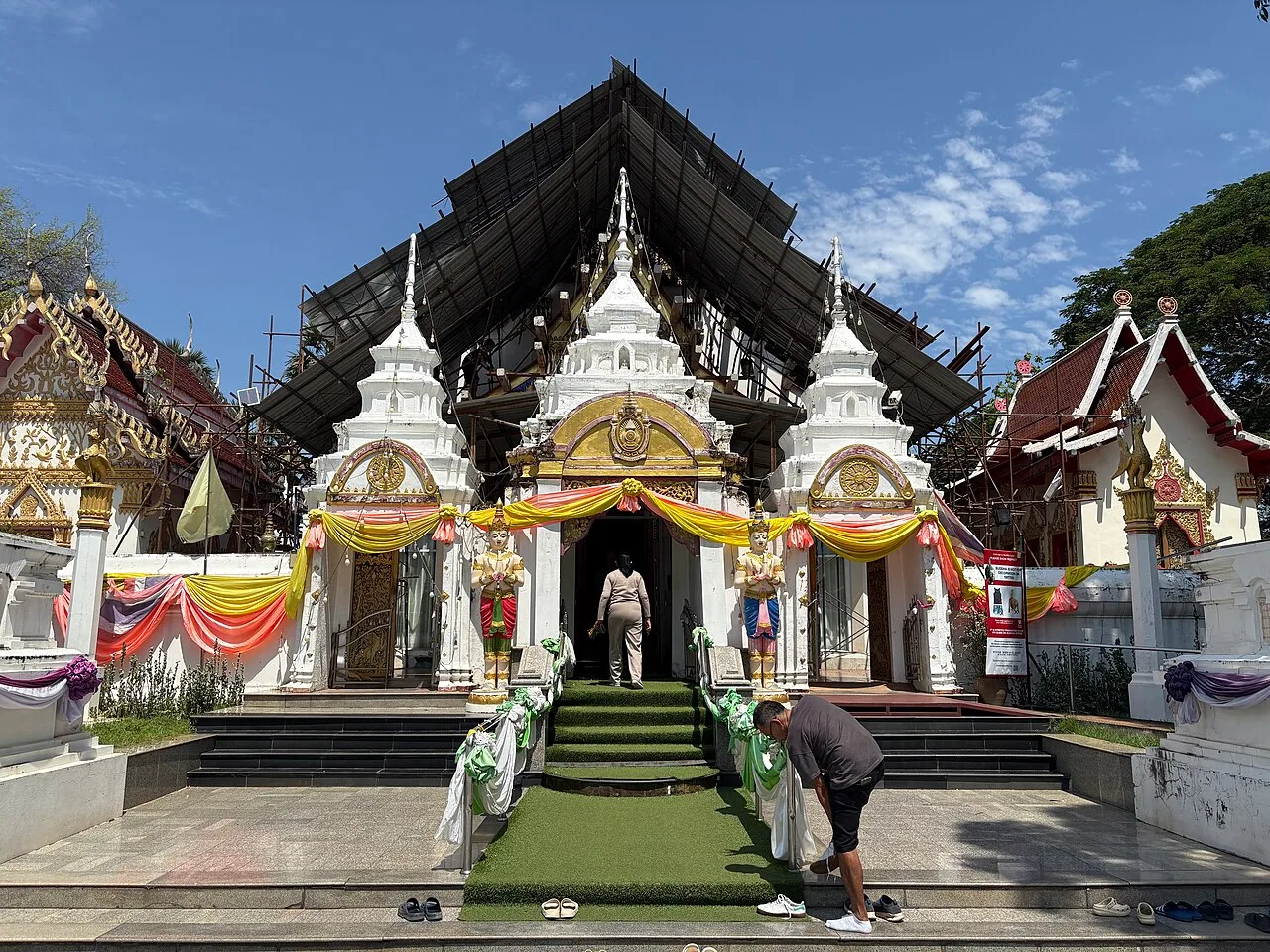 วัดพระแท่นศิลาอาสน์