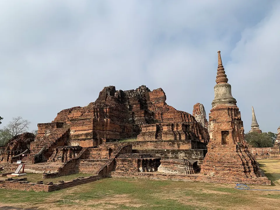 วัดมหาธาตุ (เศียรพระในรากไม้)